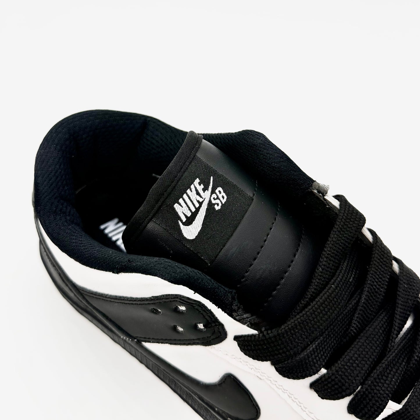 NIKE SB WHITE BLACK